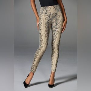 Boston Proper Off White Snake Faux Leather Legging Size Small